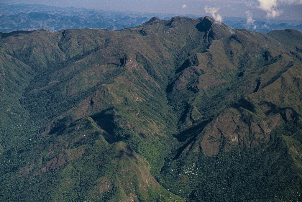 O Parque Nacional do Caparaó abriga o Pico da Bandeira, uma montanha de 2.892 metros de altitude. 