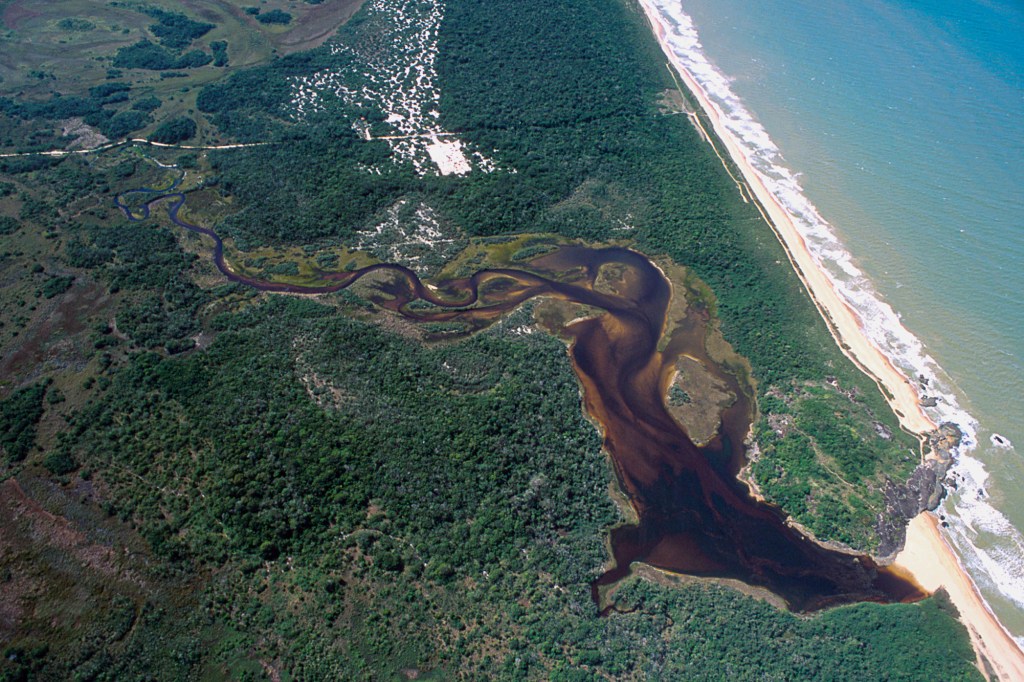 A Lagoa de Caraís, está localizada dentro do Parque Estadual Paulo César Vinha, no município de Guarapari, Espírito Santo. Essa proximidade da lagoa com o mar oferece aos visitantes uma experiência única.