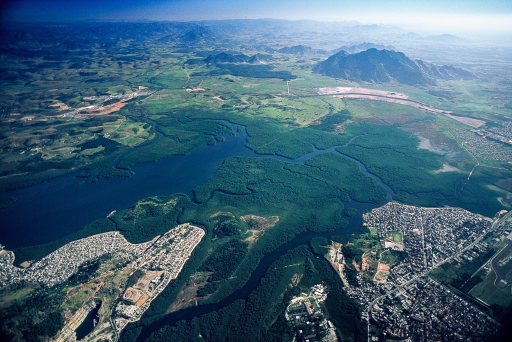 Manguezal da Baía de Vitória: o maior manguezal urbano da América Latina. Diversas comunidades tradicionais sobrevivem da pesca e coleta de mariscos nas florestas de mangue.