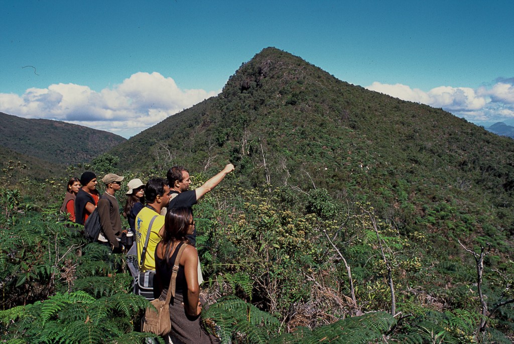 O turismo, muitas vezes conduzido por guias locas, gera renda, propicia o contato com a natureza e a difusão do conhecimento sobre esse ecossitema.