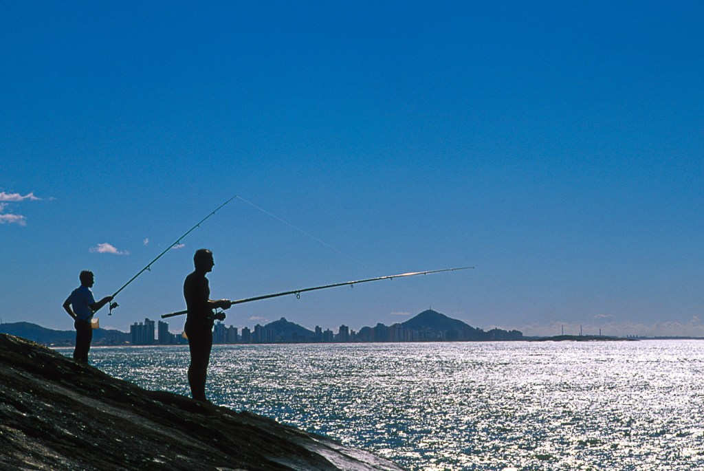 O mar oferce para o ser humano uma grande fartura de alimento. A pesca, tanto recreativa como profissional, gera alimento e renda para muitas comunidades.